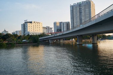 HO CHI MINH CITY, VİETNAM - 25 Mart 2023: Ho Chi Minh City 'deki Khanh Hoi köprüsü manzarası.
