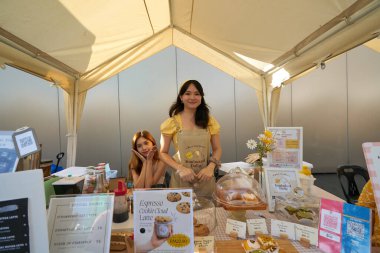 KUALA LUMPUR, MALAYSIA - CIRCA MAYIS, 2023: Mitsui Alışveriş Parkı LaLaport BBCC 'nin 4. katında yer alan Central Roftop Garden' da iki kadın poz veriyor.