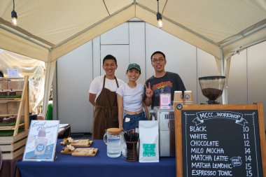 KUALA LUMPUR, MALAYSIA - CIRCA MAYIS, 2023: Mitsui Alışveriş Parkı LaLaport BBCC 'nin 4. katında yer alan Central Roftop Garden' daki kahve dükkanında poz veren insanlar.