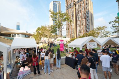 KUALA LUMPUR, MALAYSIA - CIRCA MAYIS, 2023: Mitsui Alışveriş Parkı LaLaport BBCC 'nin 4. katındaki Merkez Çatı Bahçesi' nde açılan pazar.