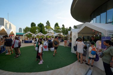 KUALA LUMPUR, MALAYSIA - CIRCA MAYIS, 2023: Mitsui Alışveriş Parkı LaLaport BBCC 'nin 4. katındaki Merkez Çatı Bahçesi' nde açılan pazar.