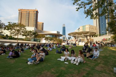KUALA LUMPUR, MALAYSIA - CIRCA MAYIS, 2023: İnsanlar Mitsui Alışveriş Parkı LaLaport BCC 'nin 4. katında bulunan Merkezi Çatı Bahçesinde oturuyorlar.