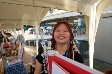 KUALA LUMPUR, MALAYSIA - CIRCA MAYIS, 2023: Mitsui Alışveriş Parkı LaLaport BBCC 'nin 4. katındaki Merkez Çatı Bahçesinde poz veren kadın.