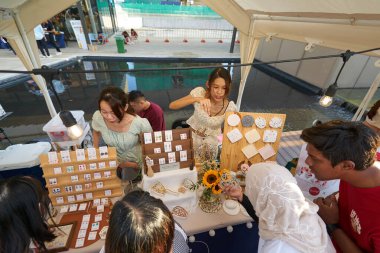 KUALA LUMPUR, MALAYSIA - CIRCA MAYIS, 2023: Mitsui Alışveriş Parkı LaLaport BBCC 'nin 4. katında yer alan Central Roftop Garden' da sergilenen eşyalar.