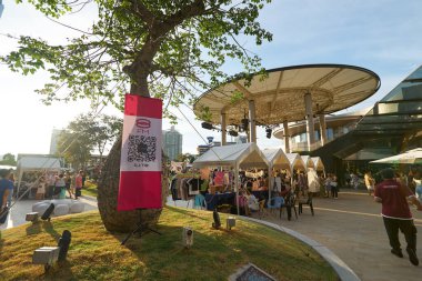 KUALA LUMPUR, MALAYSIA - CIRCA MAYIS, 2023: Mitsui Alışveriş Parkı LaLaport BBCC 'nin 4. katındaki Merkez Çatı Bahçesi' nde açılan pazar.