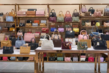 KUALA LUMPUR, MALAYSIA - 27 Mayıs 2023: LaLaport Bukit Bintang Şehir Merkezi alışveriş merkezinde sergilenen çantalar.