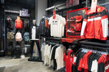 KUALA LUMPUR, MALAYSIA - 27 Mayıs 2023: LaLaport Bukit Bintang Şehir Merkezi 'ndeki Puma mağazasının iç çekimleri.