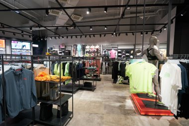 KUALA LUMPUR, MALAYSIA - 27 Mayıs 2023: LaLaport Bukit Bintang Şehir Merkezi 'ndeki Puma mağazasının iç çekimleri.