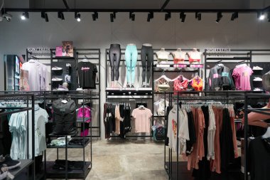 KUALA LUMPUR, MALAYSIA - 27 Mayıs 2023: LaLaport Bukit Bintang Şehir Merkezi 'ndeki Puma mağazasının iç çekimleri.