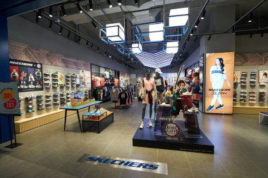 KUALA LUMPUR, MALAYSIA - 27 Mayıs 2023: LaLaport Bukit Şehir Merkezi 'ndeki Skechers mağazasında sergilenen eşyalar.