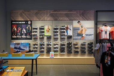 KUALA LUMPUR, MALAYSIA - 27 Mayıs 2023: LaLaport Bukit Bintang Şehir Merkezi 'ndeki Skechers mağazasında ayakkabı sergisi.
