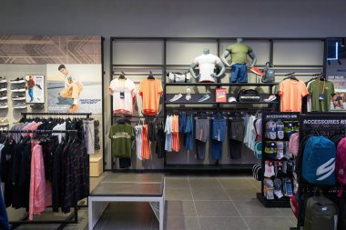 KUALA LUMPUR, MALAYSIA - 27 Mayıs 2023: LaLaport Bukit Bintang Şehir Merkezi 'ndeki Skechers mağazasının iç çekimleri.