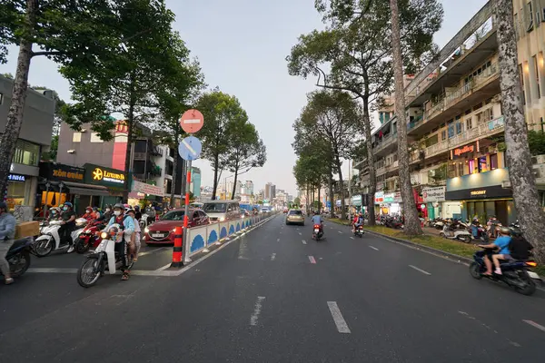 HO CHI MINH CITY, VİETNAM - 25 Mart 2023: Ho Chi Minh şehrinin sokak manzarası.