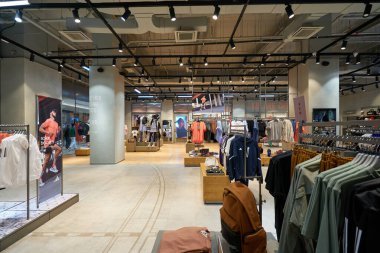 KUALA LUMPUR, MALAYSIA - 27 Mayıs 2023: LaLaport Bukit Bintang Şehir Merkezi 'ndeki Adidas mağazasının iç çekimi.