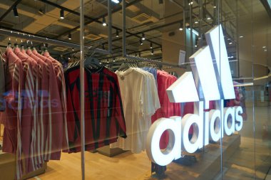 KUALA LUMPUR, MALAYSIA - 27 Mayıs 2023: LaLaport Bukit Şehir Merkezi 'ndeki bir mağazanın önünde görülen Adidas tabelasının yakın çekimi.