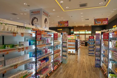 KUALA LUMPUR, MALAYSIA - 27 Mayıs 2023: LaLaport Bukit Bintang Şehir Merkezi 'ndeki Guardian mağazasının iç çekimleri.