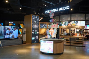 KUALA LUMPUR, MALAYSIA - 27 Mayıs 2023: Sony Store 'un LaLaport Bukit Bintang Şehir Merkezi' ndeki iç çekimi.