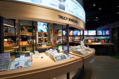 KUALA LUMPUR, MALAYSIA - 27 Mayıs 2023: LaLaport Bukit Şehir Merkezi 'ndeki Sony Store' da sergilenen eşyalar.