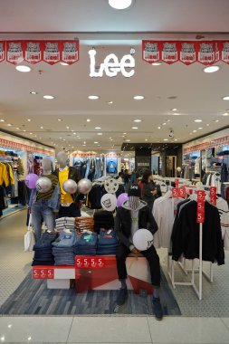 ŞENZHEN, ÇİN - 21 Kasım 2019: Shenzhen 'deki Maoye Alışveriş Merkezi' nde giysi sergileniyor.