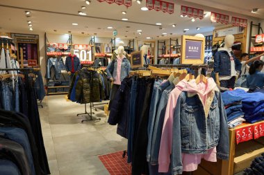 ŞENZHEN, ÇİN - 21 Kasım 2019: Shenzhen 'deki Maoye Alışveriş Merkezi' nde giysi sergileniyor.