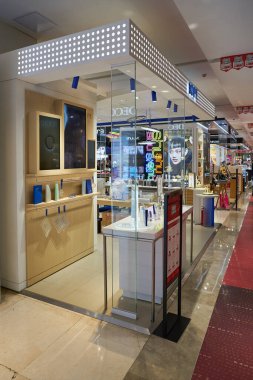 ŞENZHEN, ÇİN - 21 Kasım 2019: Shenzhen 'deki Maoye Alışveriş Merkezi' nde kozmetik ürünler sergileniyor.