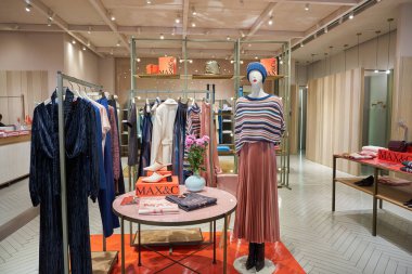 ŞENZHEN, ÇİN - 21 Kasım 2019: Shenzhen 'deki Maoye Alışveriş Merkezi' ndeki MAX ve Co mağazasında giysi sergileniyor.