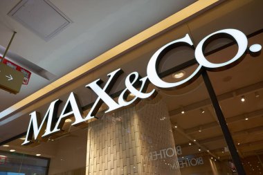 SHENZHEN, ÇİN - 21 Kasım 2019: Maoye Mall, Shenzhen 'de görüldüğü üzere MAX and Co işareti.