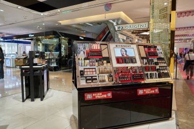 ŞENZHEN, ÇİN - 21 Kasım 2019: Shenzhen 'deki Maoye Alışveriş Merkezi' nde Givenchy kozmetik ürünleri sergileniyor.
