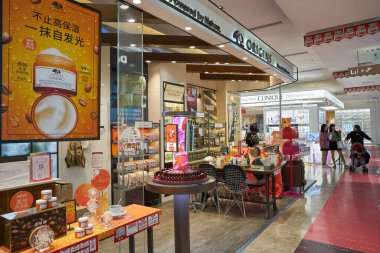 ŞENZHEN, ÇİN - 21 Kasım 2019: Origins kozmetik ürünleri Shenzhen 'deki Maoye Alışveriş Merkezi' nde sergileniyor.