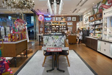 ŞENZHEN, ÇİN - 21 Kasım 2019: Shenzhen 'deki Maoye Mall' da Kiehl 'in mağazasının içi.