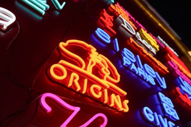 SHENZHEN, ÇİN - 21 Kasım 2019: Geceleri Maoye Alışveriş Merkezi 'nin duvarındaki marka işaretlerinin yakın plan çekimi.