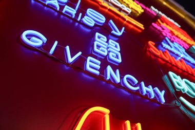 SHENZHEN, ÇİN - 21 Kasım 2019: Geceleri Maoye Alışveriş Merkezi 'nin duvarındaki marka işaretlerinin yakın plan çekimi.