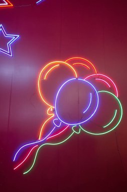 ŞENZHEN, ÇİN - 21 Kasım 2019: balon yakın çekim Gece Maoye alışveriş merkezinin duvarını imzalayın.