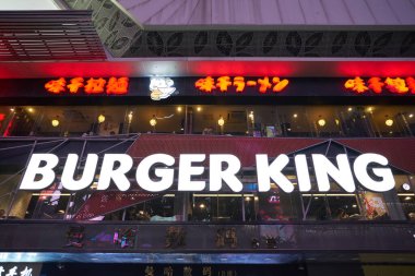 SHENZHEN, Çin - 21 Kasım 2019: Shenzhen 'de görüldüğü gibi Burger King ve Ajisen Ramen restoranları.