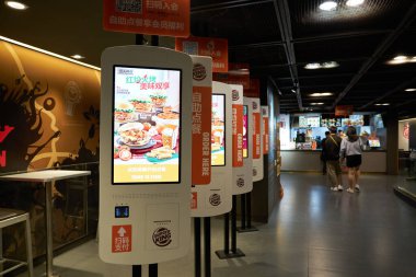 SHENZHEN, ÇİN - 21 Kasım 2019: Shenzhen 'deki Burger King' de kendi kendini sipariş eden büfeler.
