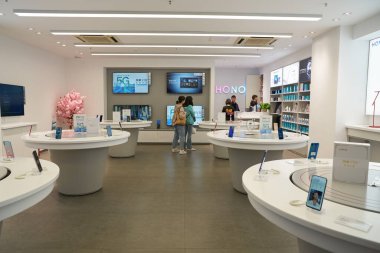 ŞENZHEN, ÇİN - 21 Kasım 2019: Shenzhen 'deki Şeref mağazasında sergilenen eşyalar.