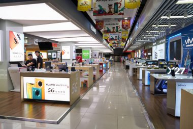 ŞENZHEN, ÇİN - 21 Kasım 2019: Shenzhen 'deki mağazada sergilenen mallar.