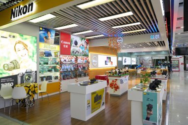 ŞENZHEN, ÇİN - 21 Kasım 2019: Shenzhen 'deki mağazada sergilenen mallar.
