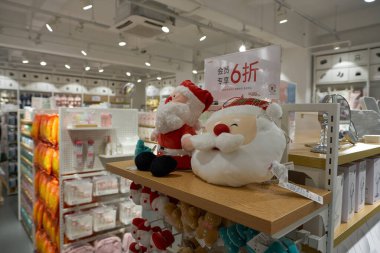 ŞENZHEN, ÇİN - 21 Kasım 2019: Shenzhen 'deki Miniso mağazasının içi. Mini iso, Çin 'de ev ve tüketim malları alanında uzmanlaşmış düşük maliyetli bir perakende ve çeşitli mağaza zinciri..