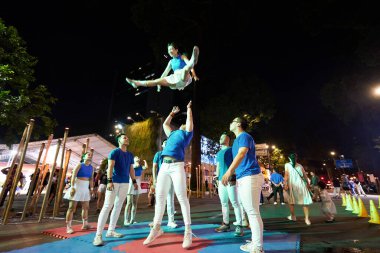 HO CHI MINH CITY, VİETNAM - 26 Mart 2023: Ho Chi Minh City 'deki Gençlik Festivali 2023' te akrobatik performans.