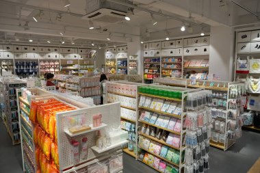 ŞENZHEN, ÇİN - 21 Kasım 2019: Shenzhen 'deki Miniso mağazasının içi. Mini iso, Çin 'de ev ve tüketim malları alanında uzmanlaşmış düşük maliyetli bir perakende ve çeşitli mağaza zinciri..