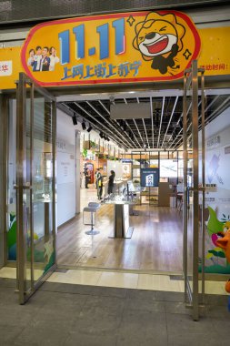 ŞENZHEN, ÇİN - 21 Kasım 2019: Shenzhen 'deki alışveriş merkezine giriş.