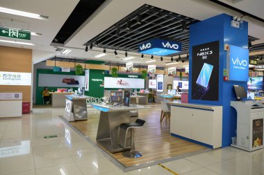 ŞENZHEN, ÇİN - 21 Kasım 2019: Shenzhen 'deki mağazada sergilenen mallar.