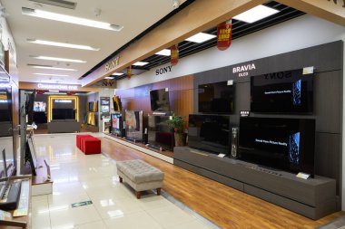 ŞENZHEN, ÇİN - 21 Kasım 2019: Shenzhen 'deki mağazada satılık televizyonlar.