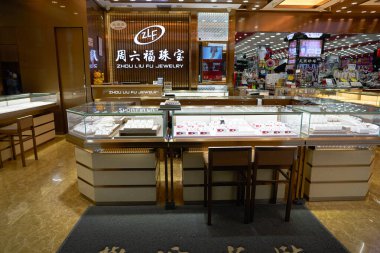 SHENZHEN, ÇİN - 21 Kasım 2019: Shenzhen 'deki Zhou Liu Fu Kuyumculuk mağazasında çeşitli mücevherler sergileniyor.