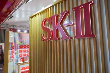 ŞENZHEN, ÇİN - 21 Kasım 2019: Shenzhen 'deki bir mağazada SK-II tabelası.