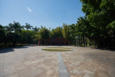 ŞENZHEN, ÇİN - 22 Kasım 2019: Gündüz vakti Shenzhen Central Park sokak manzarası.