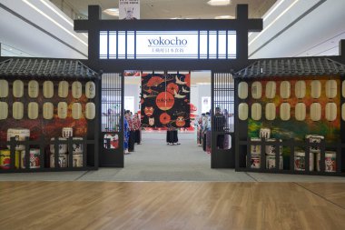 SHENZHEN, ÇİN - 22 Kasım 2019: Shenzhen 'deki Upperhill alışveriş merkezinde Yokocho tanıtımı.