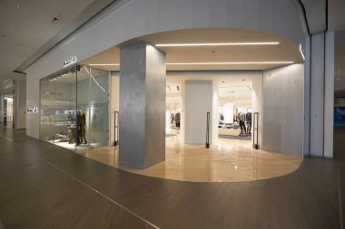 SHENZHEN, ÇİN - 22 Kasım 2019: Massimo Dutti Shenzhen 'deki Upperhill alışveriş merkezinde mağaza vitrini.