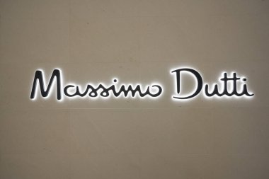 SHENZHEN, ÇİN - 22 Kasım 2019: Shenzhen 'deki Upperhill alışveriş merkezinde Massimo Dutti' nin işaretini yakından çek.